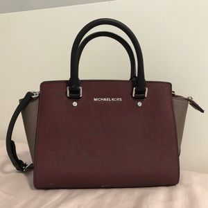 MICHAEL KORS MEDIUM SELMA MESSENGER BAG - MAROON